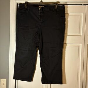 Cherokee Black capri pants